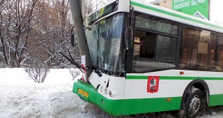 Автобус с пассажирами врезался в столб.