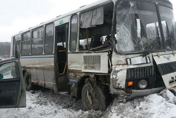 По дороге в Омск в пассажирский автобус врезался КамАЗ.