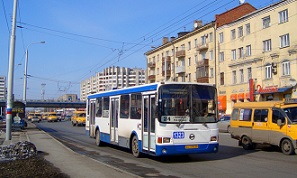 В Омске в аварии с пассажирским автобусом пострадала 12-летняя девочка.