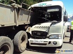 В Ростове в ДТП с участием маршрутки и грузовика пострадали люди.