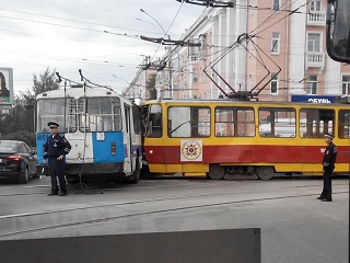 Столкновение троллейбуса с трамваем в Барнауле. 