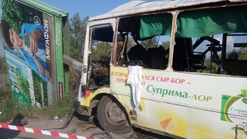 Автобус в Иркутске врезался в рекламную конструкцию