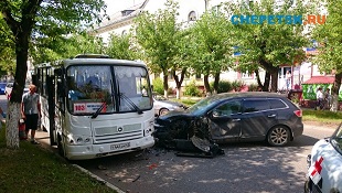 Столкновение «Мазды» и пассажирского автобуса.