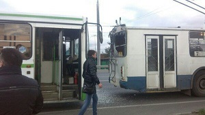 В Терновке столкнулись автобус и троллейбус.