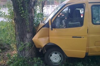 В Грозном маршрутка с пассажирами врезалась в дерево.