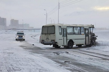 При столкновении автобуса ПАЗ с вахтовым грузовиком КамАЗ пострадали люди. 