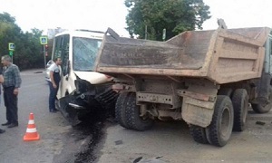 В Кисловодске маршрутка врезалась в грузовик.