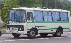 Четыре пассажира автобуса оказались в больнице.