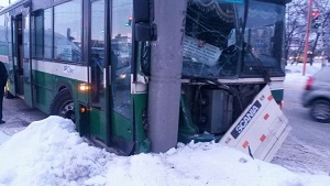 В Барнауле автобус протаранил столб.
