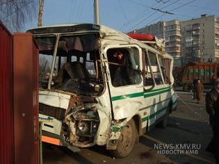 В Грозном столкнулись автобус и грузовик.