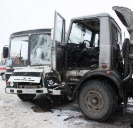 В Мариинске столкнулись грузовик и автобус.